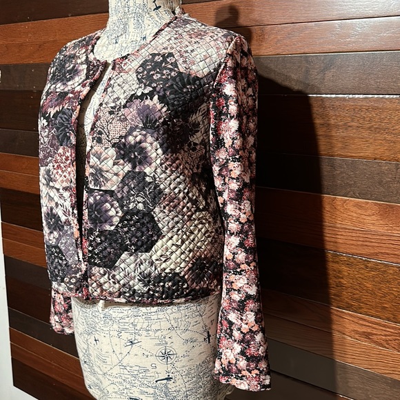 Xhilaration Open Front Long Sleeve Quilted Floral Blazer - Picture 5 of 10